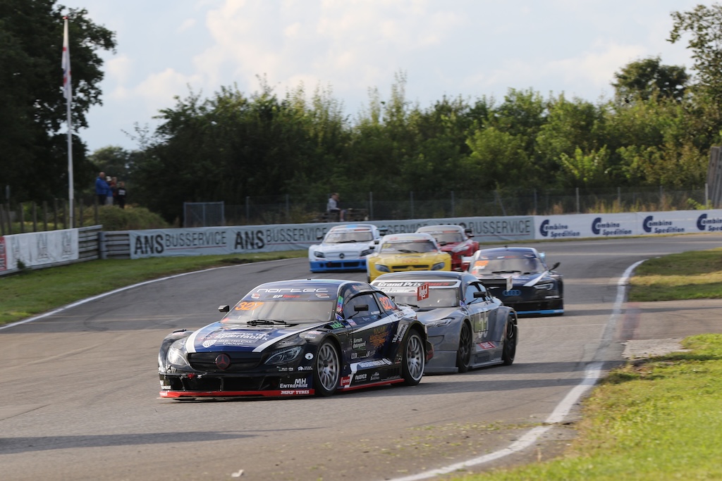 Alex Maansen - Night Race gav pokal til Nymark Racing Academy. 
(Foto: Motorsporten.dk)